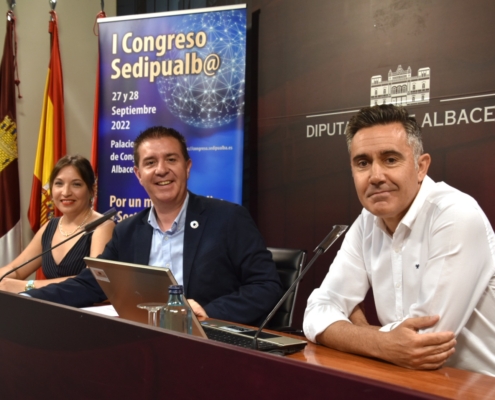 El presidente junto a la vicepresidenta y el jefe de Modernización Administrativa y TIC posan antes de comenzar a presentar el I Congreso Sedipualba