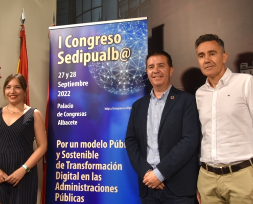 El presidente junto a la vicepresidenta y el jefe de Modernización Administrativa y TIC posan junto al cartel del I Congreso Sedipualba