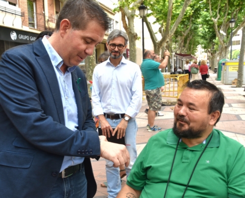 El presidente provincial muestra a Juanra Amores una pulsera sobre la ELA que el mismo vicepresidente le regaló hace años y aún conserva