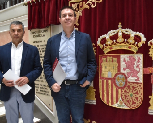 El presidente provincial y el subdelegado del Gobierno en Albacete en las escaleras centrales de la Diputación junto al tapiz con el escudo de Es ...