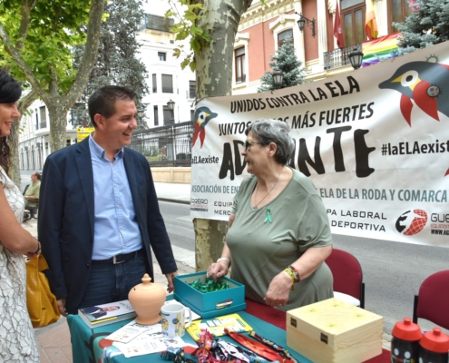 El presidente provincial y la vicepresidenta de las Cortes de CLM saludan a integrante de la mesa contra la ELA