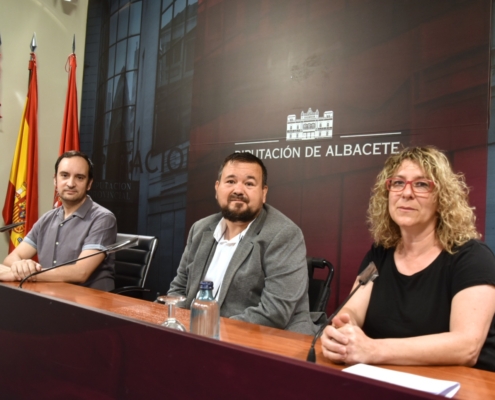 El vicepresidente, Juanra Amores, con el director y la coordinadora del curso de verano de Musicoterapia de la UNED de Albacete