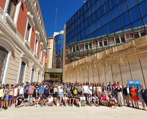 'Foto de familia' con las y los participantes en la XXXII Final Olimpiada Matemática Nacional Junior en la entrada del Palacio Provincial