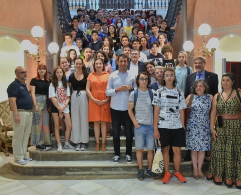 'Foto de familia' con las y los participantes en la XXXII de la Final de la Olimpiada Matemática Nacional Junior en la escalera interior del Pala ...