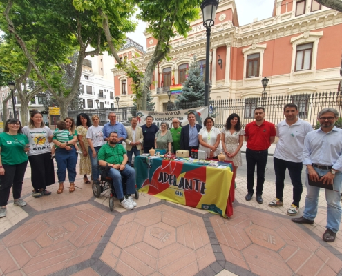 'Foto de familia' en la mesa de la 'lucha' contra la ELA frente al Palacio Provincial