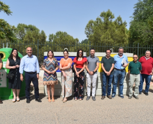 'Foto de familia' en la visita a Villarrobledo para supervisar la ampliación del número de contenedores de reciclaje en la localidad gracias a l ...