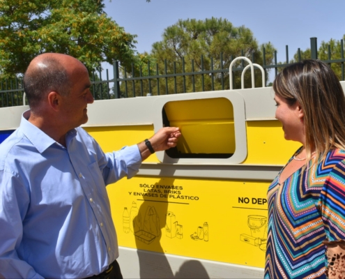 Junto a la vicepresidenta provincial, el alcalde de Villarrobledo abriendo la compuerta de un contenedor amarillo de reciclaje