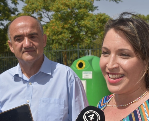 La vicepresidenta provincial atiende a los medios de comunicación junto al alcalde de Villarrobledo delante de un contenedor de reciclaje verde