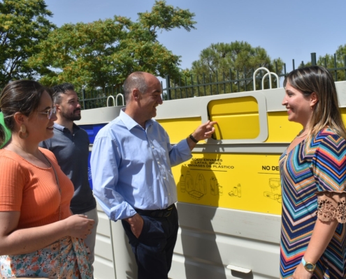 La vicepresidenta provincial, el alcalde de Villarrobledo, y parte de la Corporación Local, viendo un contenedor amarillo