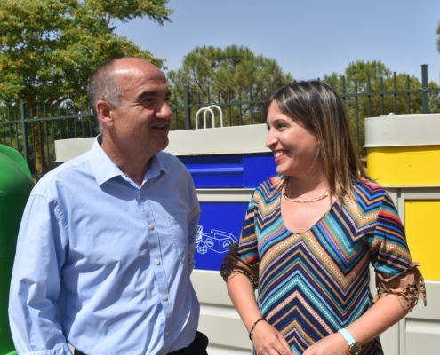 La vicepresidenta provincial y el alcalde de Villarrobledo delante de contenedores de reciclaje verde azul y amarillo