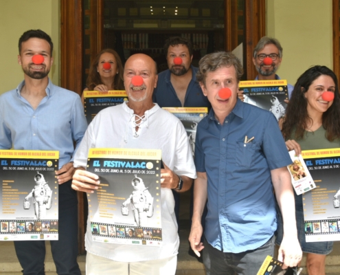 Los Protagonistas de 'El Festivalaco del Humor' de Alcalá del Júcar posan con nariz de payaso a las puertas del Palacio Provincial antes de la p ...