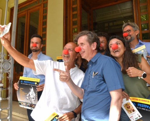 Los Protagonistas de 'El Festivalaco del Humor' de Alcalá del Júcar se hacen un selfie con nariz de payaso a las puertas del Palacio Provincial  ...