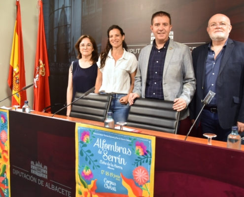 Mesa de intervinientes en la presentación del cartel y la programación de las Alfombras de Serrín de Elche de la Sierra por el Corpus 2022