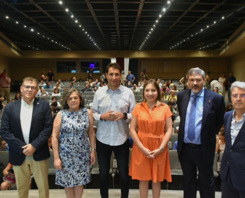 Representantes institucionales y de las Federaciones Nacional y Regional de Profesores de Matemáticas posan mientras los y las participantes de f ...