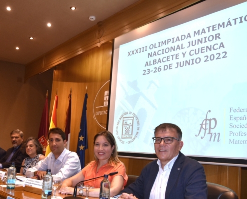 Representantes institucionales y de las Federaciones Nacional y Regional de Profesores de Matemáticas en la mesa presidencial en la Clausura de l ...