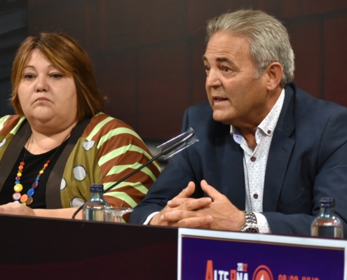 El alcalde de El Bonillo, Juan Gil, habla junto a la diputada (y edil de la localidad), Pilar Sierra