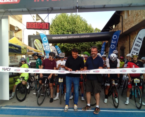 El diputado de Deportes y el alcalde de Riópar cortan la cita en la línea de salida para dar comienzo a la Gran Fondo, con ciclistas listos para ...