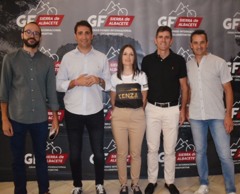 El vicepresidente provincial, Fran Valera, y el diputado de Deportes, Dani Sancha, posan junto a los ciclistas Abraham Olano, Melcior Mauri y Almu ...