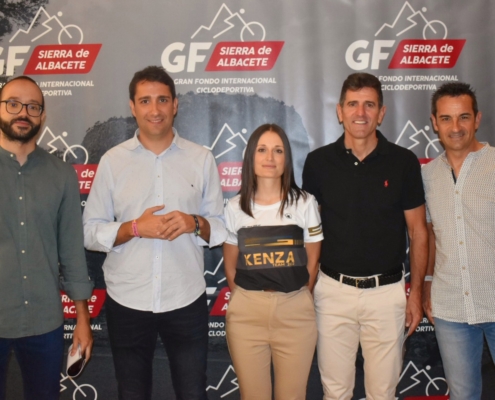 El vicepresidente provincial, Fran Valera, y el diputado de Deportes, Dani Sancha, posan junto a los ciclistas Abraham Olano, Melcior Mauri y Almu ...