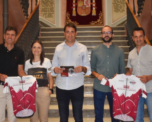 Valera, y el diputado de Deportes, Dani Sancha, posan junto a los ciclistas Abraham Olano, Melcior Mauri y Almudena Jimenez en la escalera del Pal ...