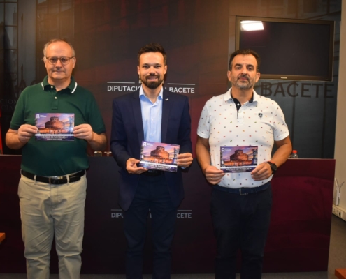 El diputado provincial de Cultura, Miguel Zamora, junto al concejal del área en el Ayto. de Fuentelbilla, Juan Ramón Pardo; y el director de la  ...