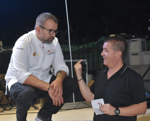 El presidente de la Diputación, Santi Cabañero, charla con el Vicepresidente de la Selección Española de Cocina y Competición y Delegado de E ...