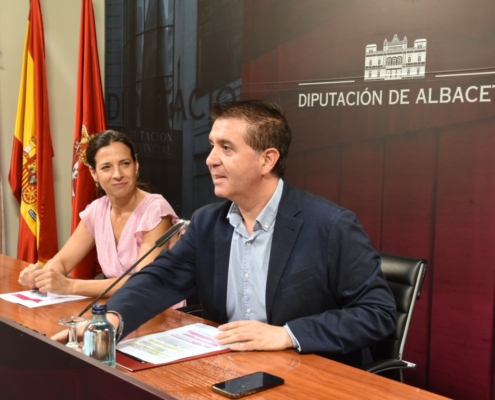 El presidente de la Diputación con la diputada de Turismo mientras presenta los detalles de las Ayudas a Ayuntamientos para crear zonas de autoca ...