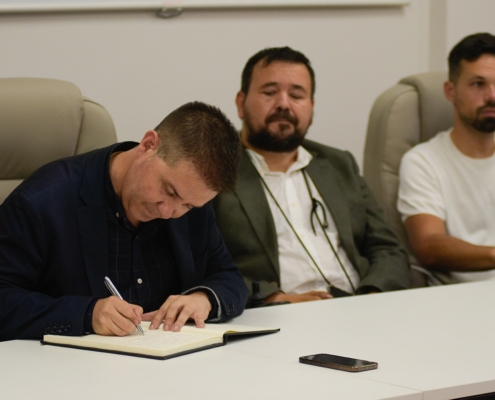 El presidente de la Diputación firma en el Libro de Honor del Ayuntamiento de Madrigueras