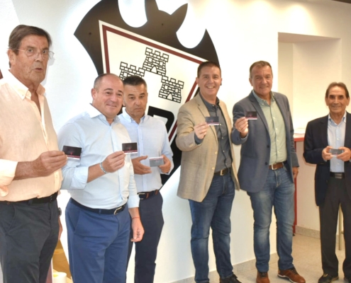 El presidente de la Diputación posa con el alcalde de Albacete y el subdelegado del Gobierno junto al presidente de Honor y los Embajadores del A ...