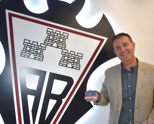 El presidente de la Diputación posa con su abono del Albacete Balompié recién renovado para la temporada 22/23