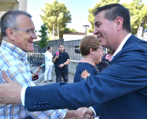 El presidente de la Diputación saluda al secretario general de Cáritas Albacete a su llegada a la sede de la entidad