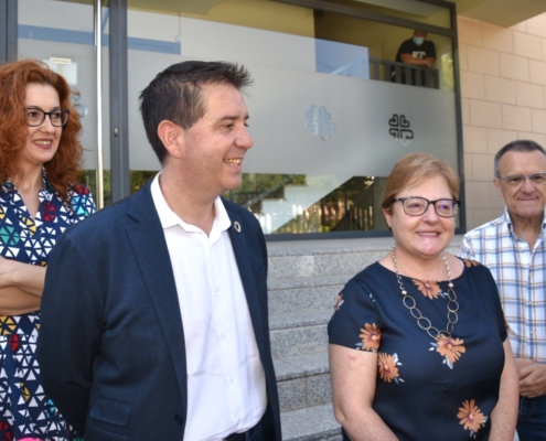 El presidente de la Diputación y la diputada de Servicios Sociales junto a la directora y al secretario general de Cáritas Albacete a las puerta ...