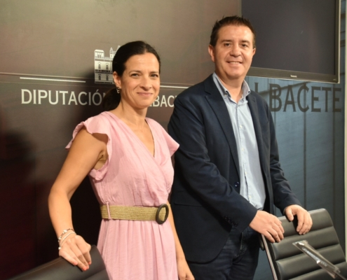 El presidente de la Diputación y la diputada de Turismo posan en la sala de prensa antes de presentar las Ayudas a Ayuntamientos para crear zonas ...