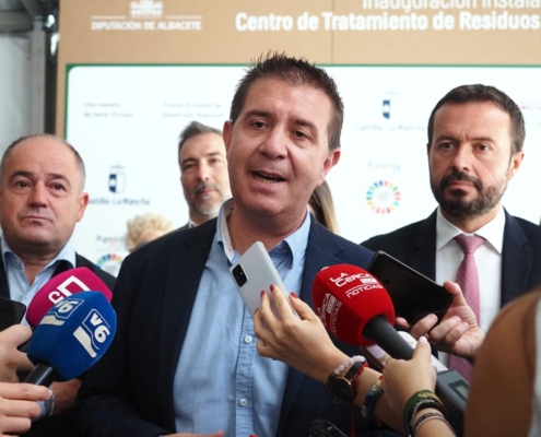 El presidente provincial, Santi Cabañero, durante la atención a los medios de comunicación, con el alcalde de Albacete y el consejero de Desarr ...