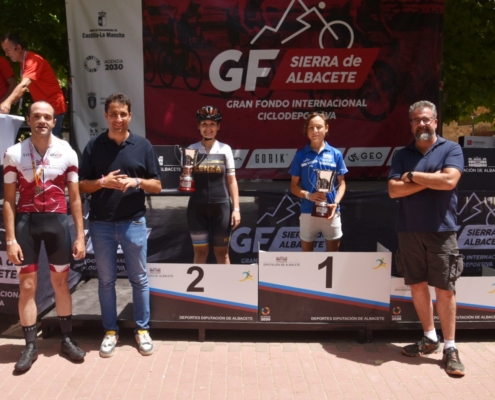 El vicepresidente provincial, Fran Valera, el diputado de Deportes, Dani Sancha, y el alcalde de Riopar, Pedro Pablo Perez, entregan los premios l ...