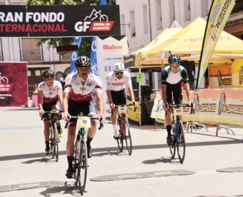 El vicepresidente provincial entra en la línea subido en su bicicleta tras disputar la Gran Fondo Sierra de Albacete