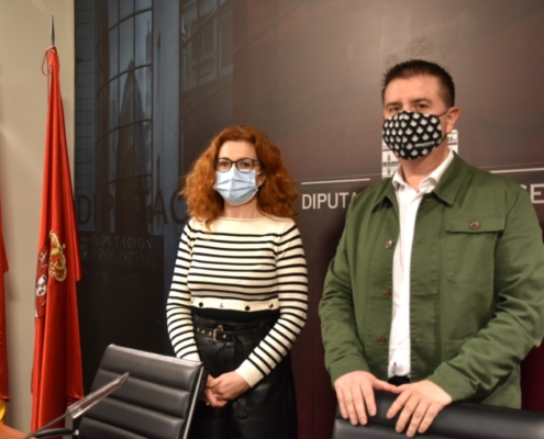 Foto de archivo del presidente de la Diputación, Santi Cabañero, y la diputada de S. Sociales, Juani García, durante la presentación de las ay ...