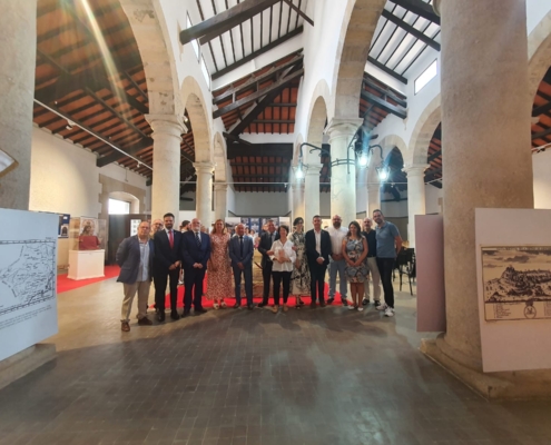 Foto de familia de la inauguración de la exposición Noble, Liberal y Monumental, Chinchilla de Montearagón, Ciudad de Centenarios