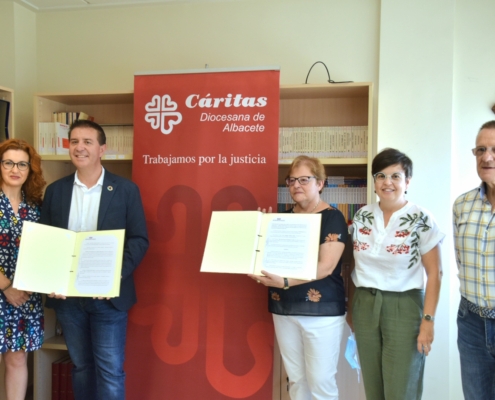 'Foto de familia' de representantes de la Diputación y de Cáritas Albacete tras la firma del convenio de colaboración entre ambas partes para 2022