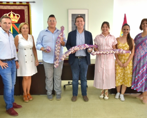 'Foto de familia' en el Ayuntamiento de Balazote con el presidente y la vicepresidenta de la Diputación, junto a representantes de la Cooperativa ...