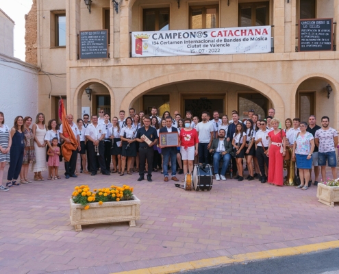 'Foto de familia' en el homenaje a la Asociación Músico Cultural 'Catachana 82' de Madrigueras