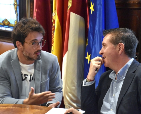 Imagen del presidente provincial y el de AJE Albacete durante la reunión que han mantenido junto al vicepresidente provincial y a otros miembros  ...