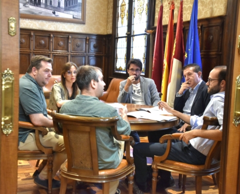 Imagen durante la reunión que el presidente y el vicepresidente provinciales han mantenido con parte de la Junta Directiva de AJE Albacete