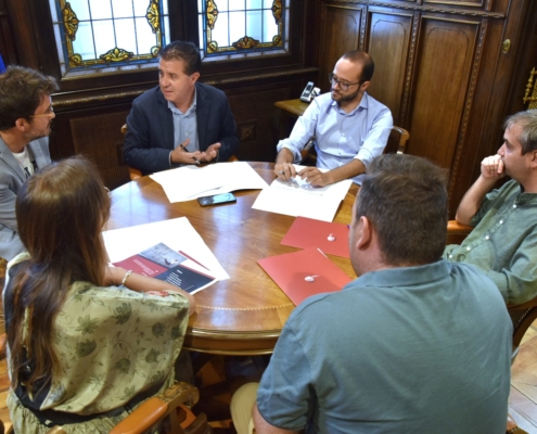 Imagen durante la reunión que el presidente y el vicepresidente provinciales han mantenido con parte de la Junta Directiva de AJE Albacete