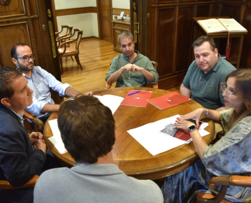 Imagen durante la reunión que el presidente y el vicepresidente provinciales han mantenido con parte de la Junta Directiva de AJE Albacete