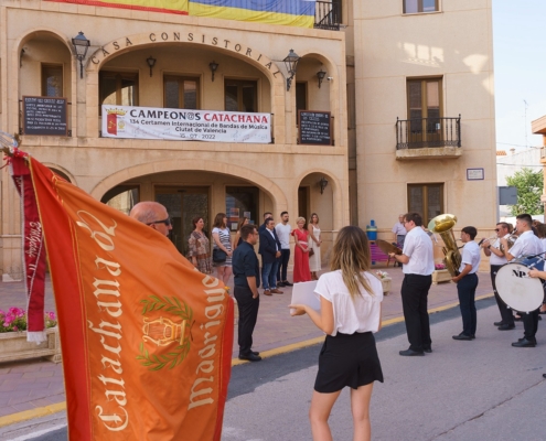 La Asociación Músico Cultural 'Catachana 82' de Madrigueras toca a las puertas del Ayuntamiento de la localidad