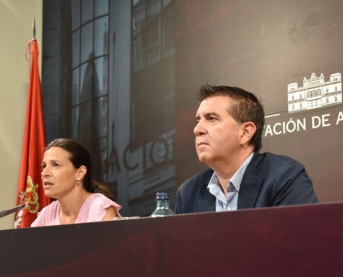 La diputada de Turismo con el presidente de la Diputación mientras presenta los detalles de las Ayudas a Ayuntamientos para crear zonas de autoca ...