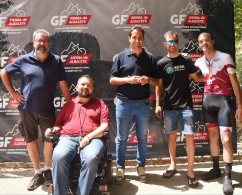 Los vicepresidentes, Fran Valera y Juanra Amores, junto al diputado de Deportes, Dani Sancha, posan junto al alcalde de Riopar y al ciclista Héct ...