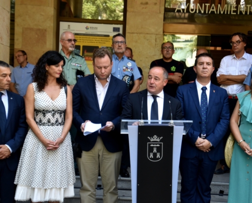 Plano americano frontal de autoridades presentes en los cinco minutos de silencio que se han guardado en el Ayuntamiento de Albacete en recuerdo a ...