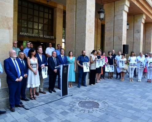 Plano general de autoridades presentes en los cinco minutos de silencio que se han guardado en el Ayuntamiento de Albacete en recuerdo a las víct ...